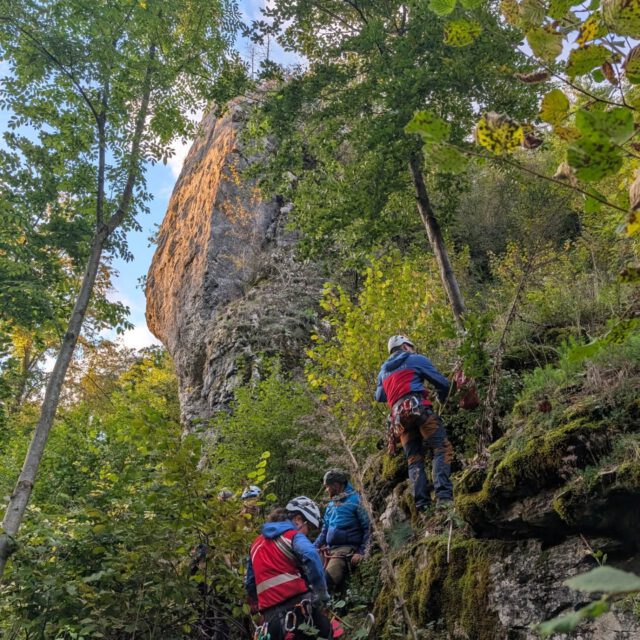 🔥 24 Stunden im Einsatztraining 🔥

Am vergangenen Wochenende haben wir gemeinsam mit der Bergwacht Nürnberg gezeigt, was es heißt, im Team alles zu geben:

🌙 Freitagabend starteten wir direkt mit einer Nachtübung an der Petershöhle – ein schwerverletzter Patient, eine unter Schock stehende Wanderin, Dunkelheit, schwieriges Gelände. Genau die Situationen, in denen wir uns blind aufeinander verlassen müssen.

💪 Der Samstag stand ganz im Zeichen von Intensiv-Training: Reanimation, Notfallmedizin, Seiltechnik & Statikseilsatz – gebündelt in einem fordernden Team-Zirkel. Jeder Griff, jede Entscheidung zählt, und nur gemeinsam funktioniert es.

⛰ Höhepunkt: Die große Einsatzübung am Weißen Grat. Mehrere Verletzte – darunter zwei Kletterer und ein Kind – mussten unter realistischen Bedingungen versorgt und aus schwierigstem Gelände gerettet werden. Hier zeigte sich einmal mehr: Ohne Teamwork keine Rettung.

🍻 Zum Abschluss ließen wir den Tag bei einem wohlverdienten Grillen an unserer Hütte ausklingen – erschöpft, aber stolz auf das, was wir gemeinsam geleistet haben.

🙏 Besonderer Dank gilt den Mimen, die die Patienten gespielt haben, dem RUD-Team, der Bergwacht Fürth für die Dienstübernahme in Osternohe, allen Helfern sowie natürlich unseren unermüdlichen Einsatzkräften und Anwärtern, die dieses intensive Wochenende möglich gemacht haben.

#bergwacht #ehrenamt #nürnbergerland #übung #teamwork #ausliebezumehrenamt #gemeinsamstark