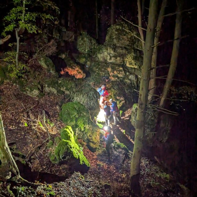 🏔 Action, Ausbildung & Artenvielfalt – Viel los im Nürnberger Land! 🔥

Wenn man denkt, bei der Bergwacht wird’s mal ruhiger… weit gefehlt 😉
In den letzten Tagen war bei der Bergwacht Lauf-Hersbruck und der Bergwacht Nürnberg wieder richtig was geboten – von Fels und Seil über Teamarbeit bis hin zur großen Sommerprüfung 💪

🧗‍♀️ Donnerstag, 09. Oktober – Übung am Glatzenstein:
Drei anspruchsvolle Einsatzszenarien, steiles Gelände, knifflige Lagen.
Hier war Teamwork gefragt – von der Kommunikation über die Sicherung bis hin zur technischen Rettung. Realitätsnahes Training für den Ernstfall!

🌳 Samstag – Naturschutz mal anders:
Abgeseilt von den Mauern der Burg Hohenstein, Garten- und Astscheren im Einsatz – nicht zur Rettung, sondern für den Erhalt der seltenen Hersbrucker Mehlbeere 🌿.
Bei der Entbuschung zeigen wir, dass Bergwacht nicht nur Retten bedeutet, sondern auch aktiven Naturschutz in schwierigstem Gelände.

🎓 Wochenende – Sommerprüfung unserer Anwärter in Kastl:
Neun Anwärter aus Lauf-Hersbruck und Nürnberg stellten sich der anspruchsvollen Sommerprüfung.
Geprüft wurden behelfsmäßige Bergrettung, Seiltechnik, Statikseilsatz und realistische Einsatzszenarien.
Herzlichen Glückwunsch an alle, die erfolgreich bestanden haben! 👏
Ganz besonders freuen wir uns über drei neue AEK – Aktive Einsatzkräfte, die ab sofort unser Team verstärken! 🎉

🤝 Egal ob Übung, Einsatz oder Naturschutz – bei uns ist kein Tag wie der andere.
Wer Teamgeist, Abwechslung und Sinn sucht, ist bei der Bergwacht genau richtig!

#bergwacht #laufhersbruck #nürnberg #nürnbergerland #ehrenamt #bergrettung #ausbildung #teamwork #naturschutz #hohenstein #glatzenstein #ausliebezumehrenamt #gemeinsamstark #actionindenbergen