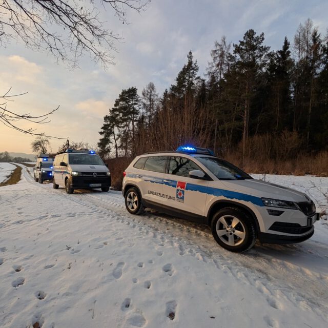 📞⛰️ 11.2. – Tag des Notrufs | 112 merken, Leben retten! ⛰️📞

Heute, am 11.2., ist Tag des Notrufs – ein guter Moment, um sich eine ganz einfache Zahl einzuprägen: 112.

Egal ob im Alltag, beim Klettern, Wandern oder Biken in der Hersbrucker Schweiz:
Mit der 112 erreicht ihr schnell Hilfe – kostenlos und europaweit.

Gerade draußen gilt:
📍 Standort so genau wie möglich angeben (Koordinaten, Wegnummern, markante Punkte)
🧭 Am Unfallort bleiben
📱 Auf Rückfragen warten

Je genauer eure Infos, desto schneller sind wir bei euch.

Wir als Bergwacht stehen gemeinsam mit unseren Partnerorganisationen bereit – ehrenamtlich, engagiert und mit Herz für unsere Region. So könnt ihr euren Hobbys in unserer schönen Heimat mit einem sicheren Gefühl nachgehen. 💪

Also: 112 merken, Handy laden – und die Natur genießen.

#TagDesNotrufs #112 #BergwachtBayern #HersbruckerSchweiz #Ehrenamt