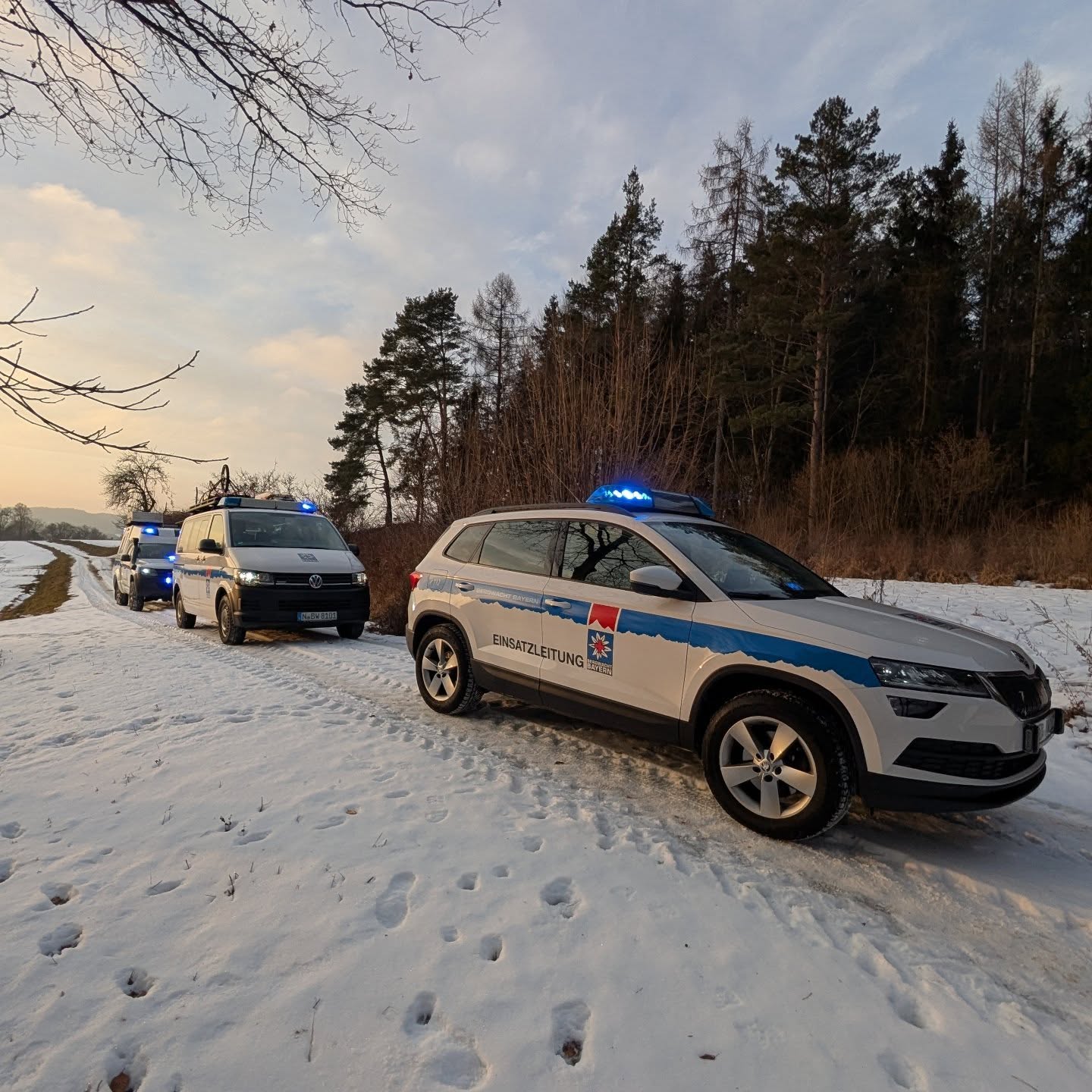 📞⛰️ 11.2. – Tag des Notrufs | 112 merken, Leben retten! ⛰️📞

Heute, am 11.2., ist Tag des Notrufs – ein guter Moment, um sich eine ganz einfache Zahl einzuprägen: 112.

Egal ob im Alltag, beim Klettern, Wandern oder Biken in der Hersbrucker Schweiz:
Mit der 112 erreicht ihr schnell Hilfe – kostenlos und europaweit.

Gerade draußen gilt:
📍 Standort so genau wie möglich angeben (Koordinaten, Wegnummern, markante Punkte)
🧭 Am Unfallort bleiben
📱 Auf Rückfragen warten

Je genauer eure Infos, desto schneller sind wir bei euch.

Wir als Bergwacht stehen gemeinsam mit unseren Partnerorganisationen bereit – ehrenamtlich, engagiert und mit Herz für unsere Region. So könnt ihr euren Hobbys in unserer schönen Heimat mit einem sicheren Gefühl nachgehen. 💪

Also: 112 merken, Handy laden – und die Natur genießen.

#TagDesNotrufs #112 #BergwachtBayern #HersbruckerSchweiz #Ehrenamt