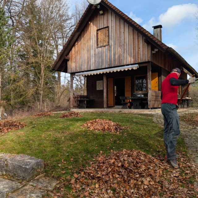 🌿🧹 Frühjahrsputz auf der Enzendorfer Platte 🧹🌿
Gestern hieß es für unsere Bereitschaft wieder: Ärmel hochkrempeln und anpacken! Beim alljährlichen Frühjahrsputz auf unserer Hütte haben wir gemeinsam Laub entfernt, Büsche und Bäume zurückgeschnitten, die Feuerstelle auf Vordermann gebracht und im Haus einmal gründlich durchgeputzt. Auch kleinere Reparaturen standen an – und ganz nebenbei ist noch eine Benjeshecke als Beitrag zum Naturschutz entstanden.
Bei so vielen helfenden Händen ging die Arbeit schnell voran – und der Spaß kam natürlich auch nicht zu kurz. Solche Tage zeigen immer wieder, wie stark unsere Gemeinschaft ist. 💪
Nach getaner Arbeit durfte die Belohnung nicht fehlen: Gemeinsam ging es noch zum Essen, um den erfolgreichen Tag gemütlich ausklingen zu lassen. 🍽️
#Bergwacht #Ehrenamt #Frühjahrsputz #HersbruckerSchweiz #Teamwork